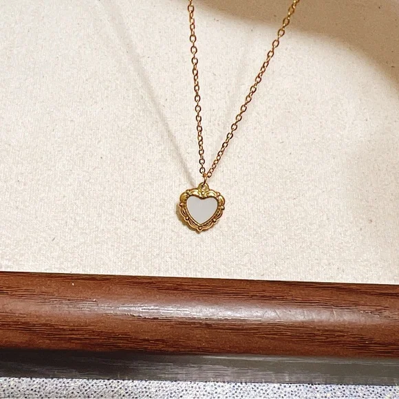 Stainless steel , real mother of pearl gold heart 💛 necklace - Picture 8 of 8